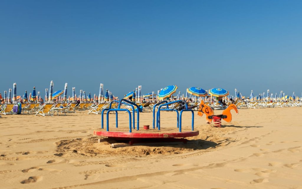 Plaża Bibione nad Morzem Adriatyckim z szerokim piaszczystym wybrzeżem