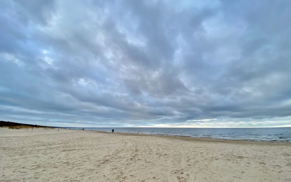 Plaża na tle zachmurzonego nieba w Rydze