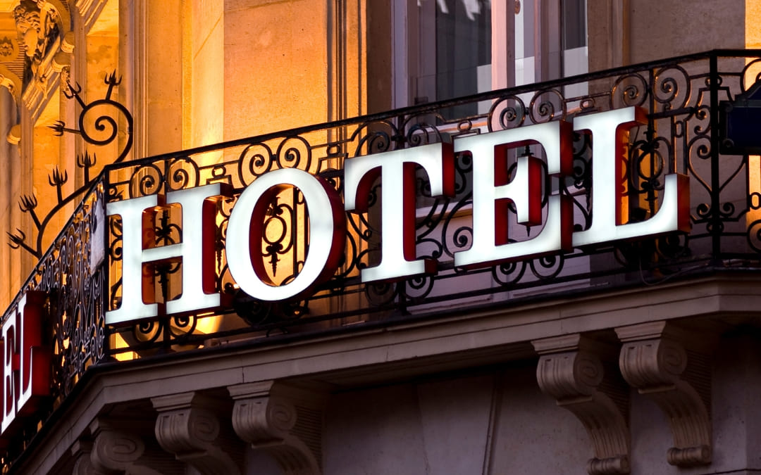 Podświetlony napis hotelu na balkonie budynku