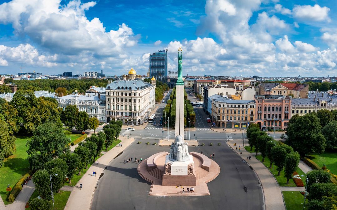 Pomnik Wolności w Rydze otoczony zielenią i miejską zabudową