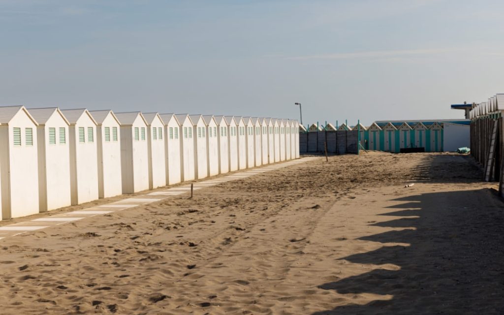 Prywatne kabiny plażowe na plaży Lido w Wenecji