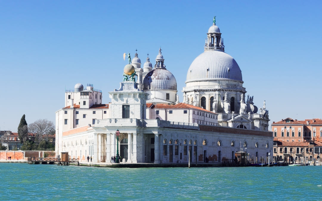 Punta della Dogana oraz Bazylika Santa Maria della Salute w Wenecji w słoneczny dzień