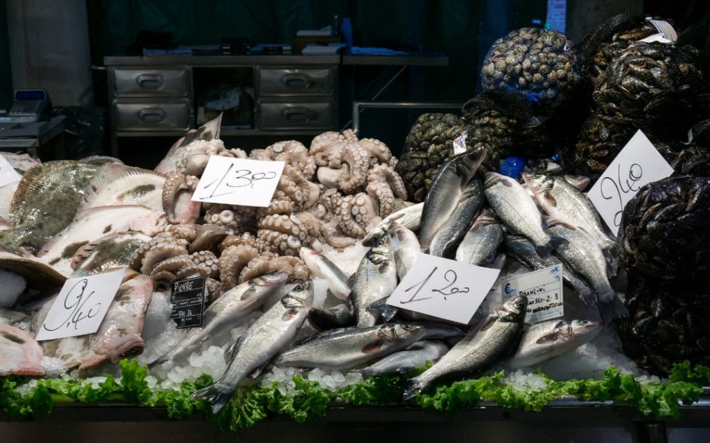 Rialto Market ze stoiskami owoców morza