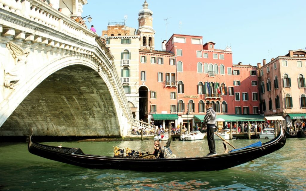 Romantyczny rejs gondolą podziwiając architekturę Wenecji