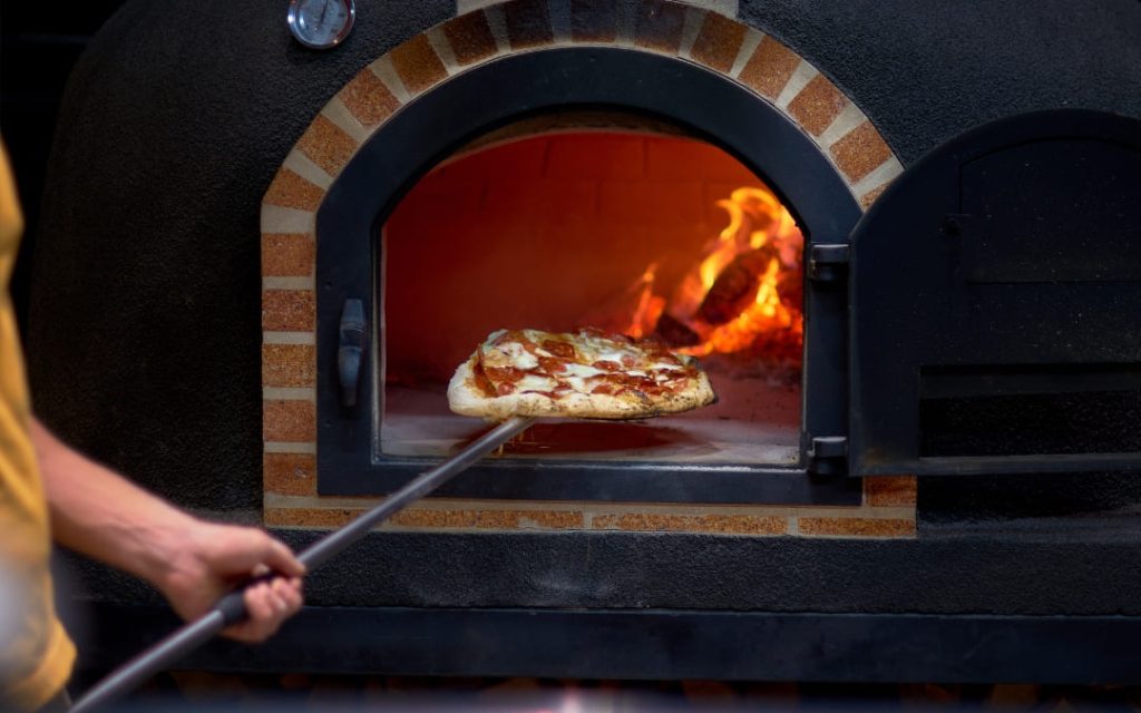 Rozpalone wnętrze pieca opalanego drewnem do wypieku pizzy