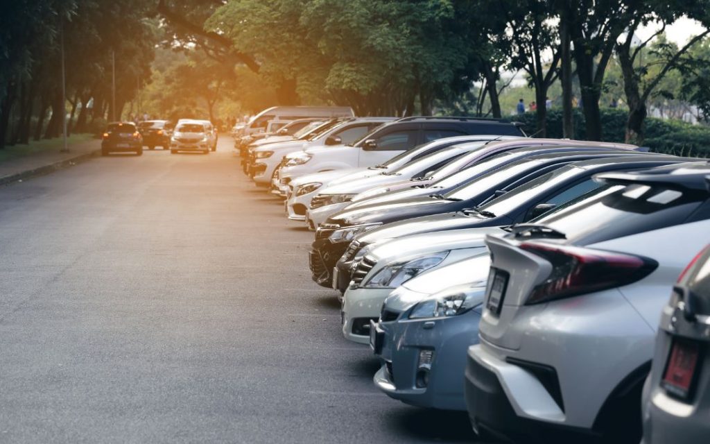 Rząd samochodów na parkingu