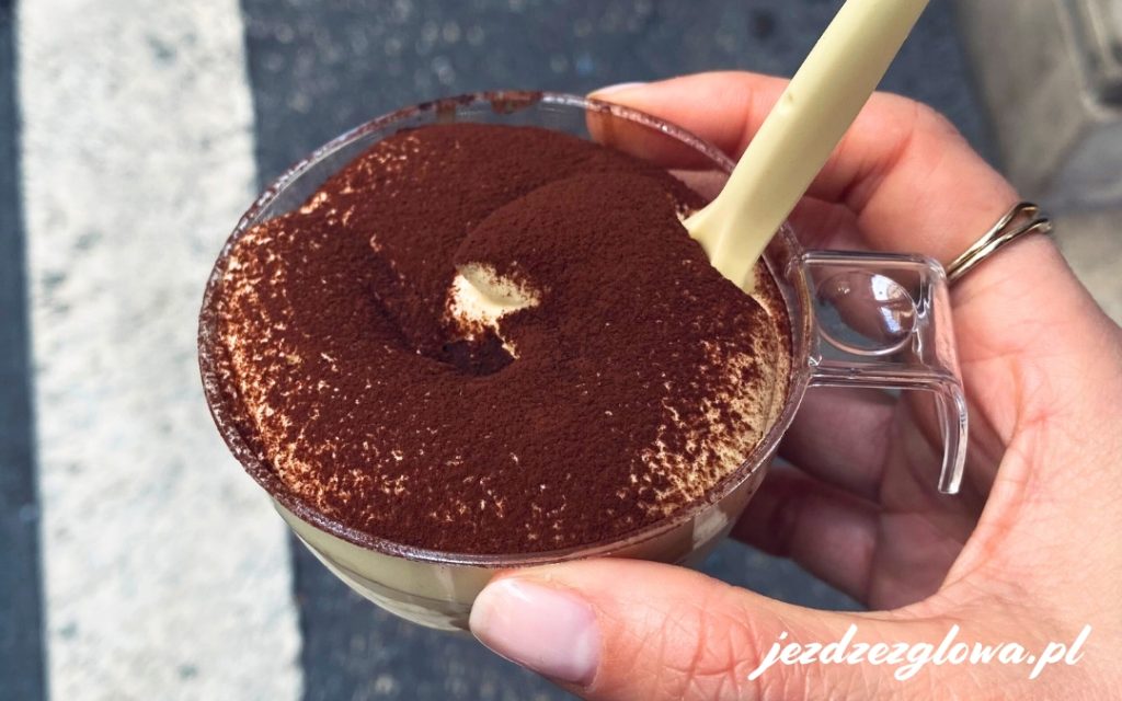 Tiramisu z Two Sizes na rzymskiej ulicy