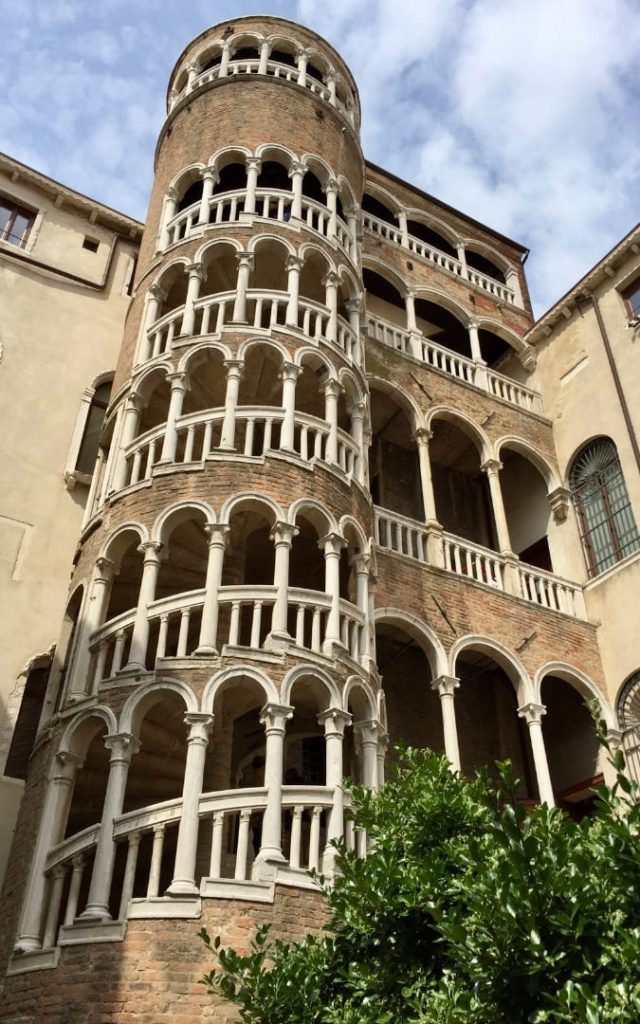 Scala Contarini del Bovolo w Wenecji - unikalna spiralna klatka schodowa z gotyckimi detalami architektonicznymi
