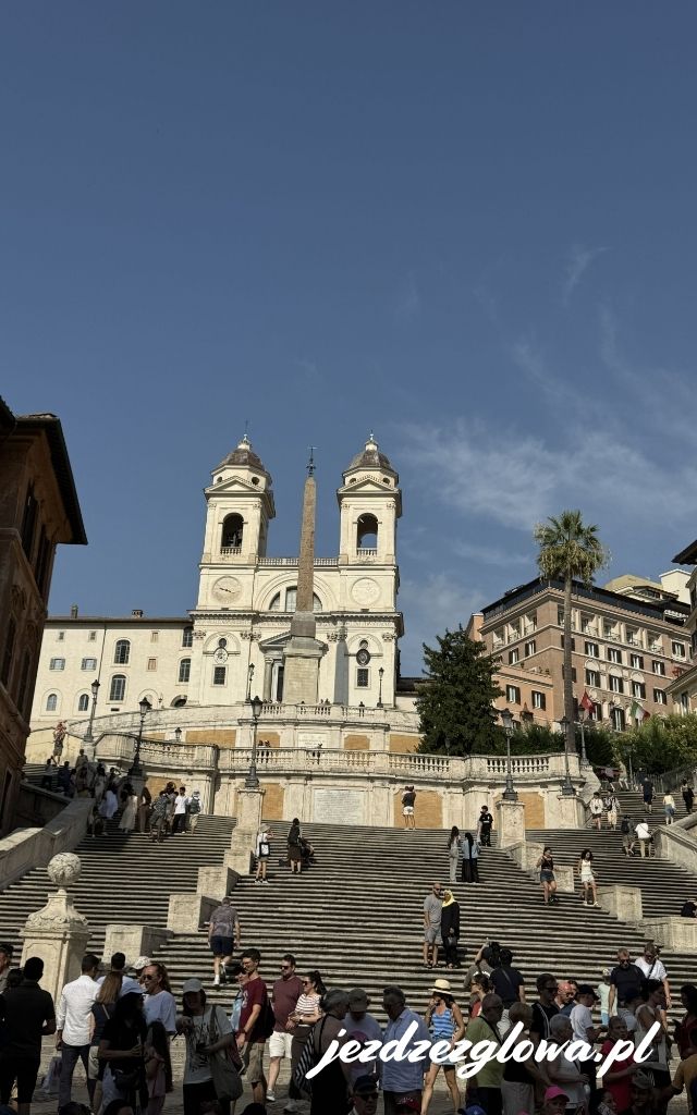 Schody Hiszpańskie z kościołem Trinità dei Monti na Piazza di Spagna w Rzymie