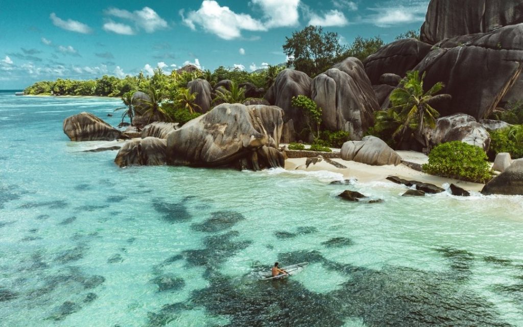 Słynna plaża na Szeszelach z charakterystycznymi, gładkimi granitowymi skałami i palmami nad brzegiem oceanu.