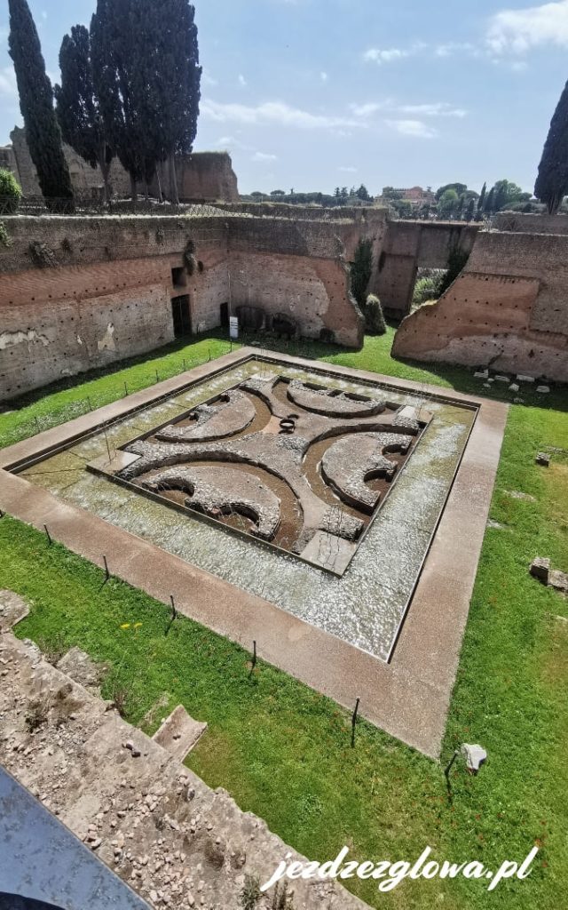 Starożytne ruiny z geometrycznym basenem na Wzgórzu Palatyńskim w Rzymie