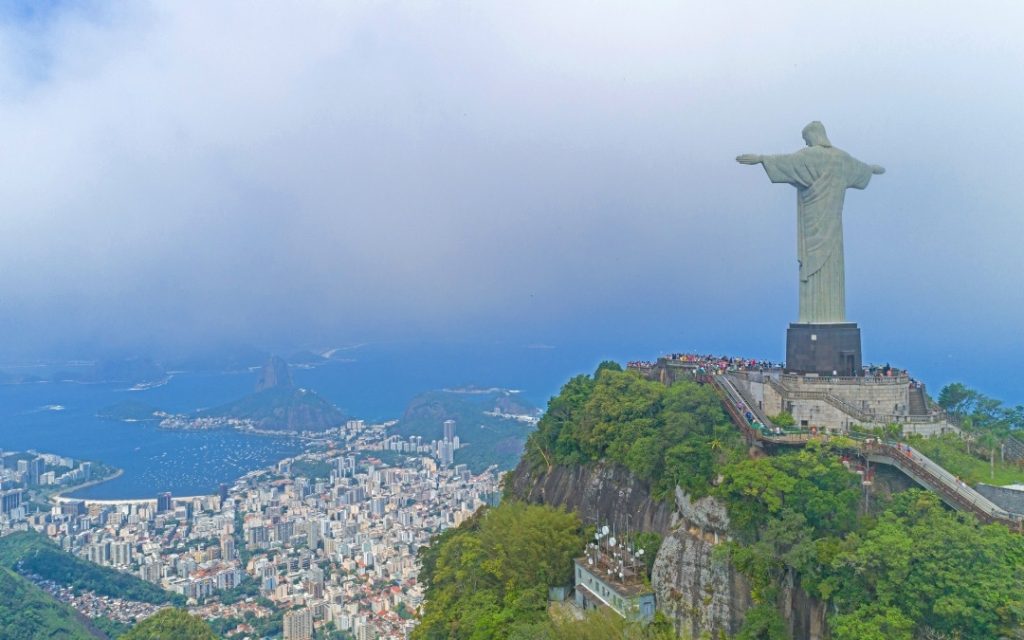 Statua Chrystusa Odkupiciela na wzgórzu Corcovado w Rio de Janeiro górująca nad miastem.