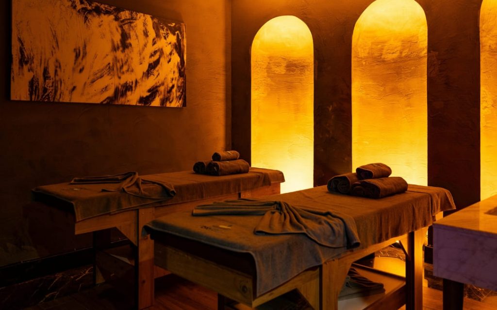 Strefa spa z łóżkami do masażu w ciepłym świetle i relaksującej atmosferze