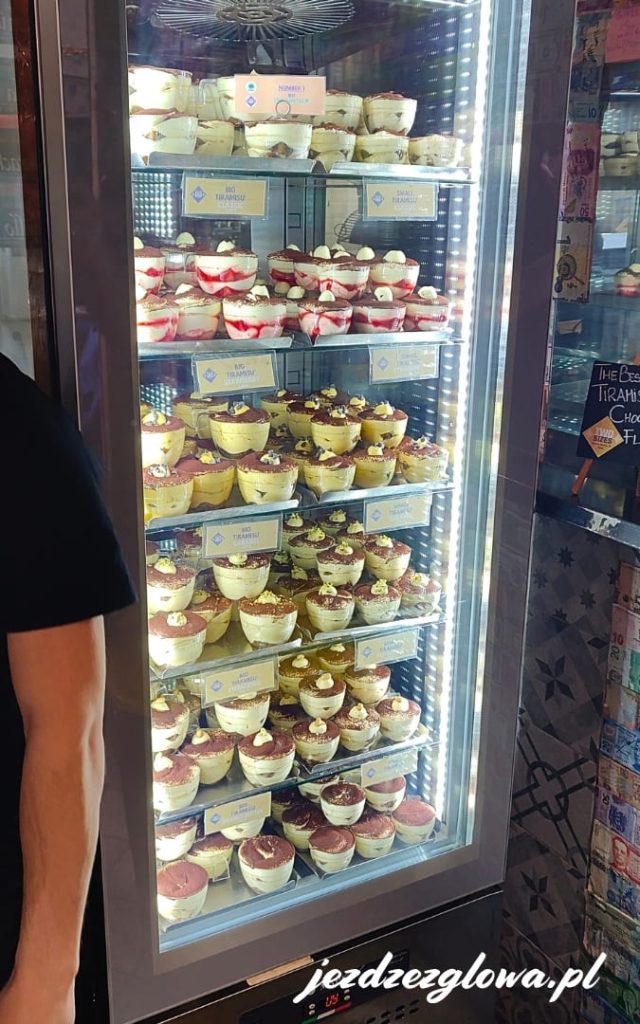 Szklana witryna z ułożonymi deserami Tiramisu w Two Sizes