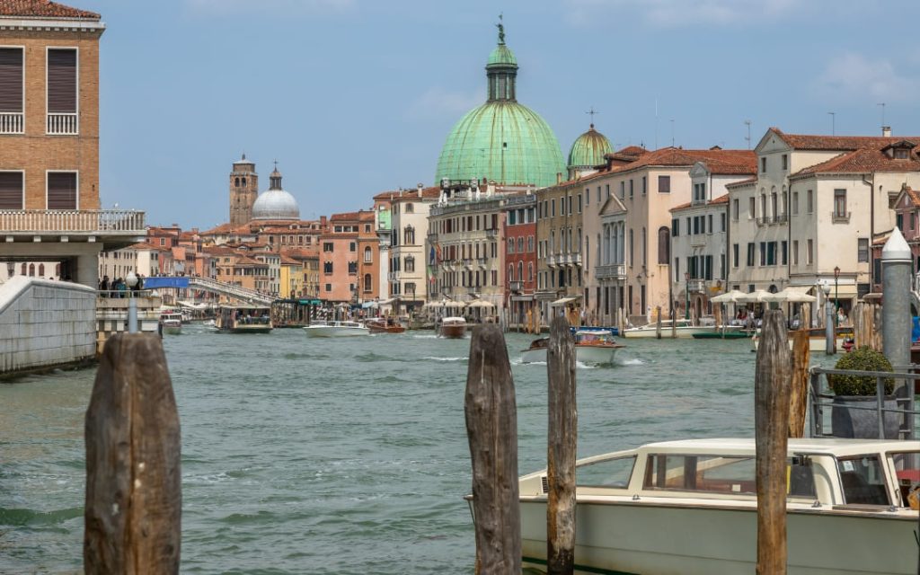 Ujęcie zabudowy nad Canal Grande z Piazzale Roma 