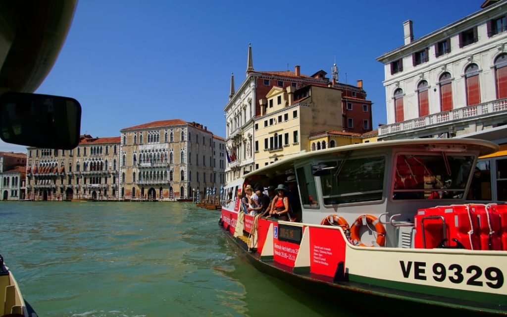 Vaporetto przewożące turystów po Canal Grande w Wenecji