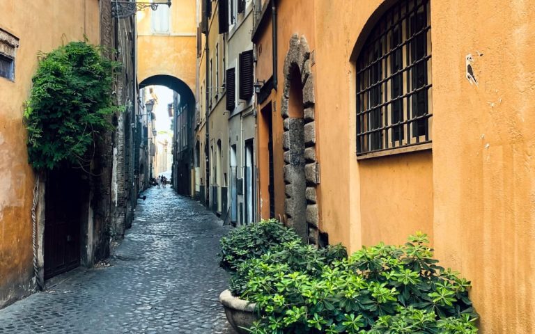 Wąska uliczka Via dei Cappellari Rzymie