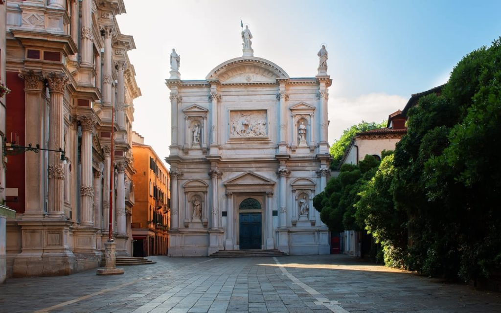 Wejście do Kościoła San Rocco w Wenecji zabytkowej świątyni z dekoracyjną jasną fasadą