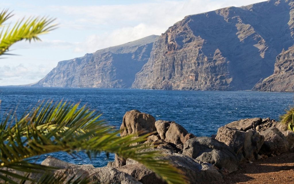 Widok na potężne klify Los Gigantes opadające prosto do błękitnego oceanu.