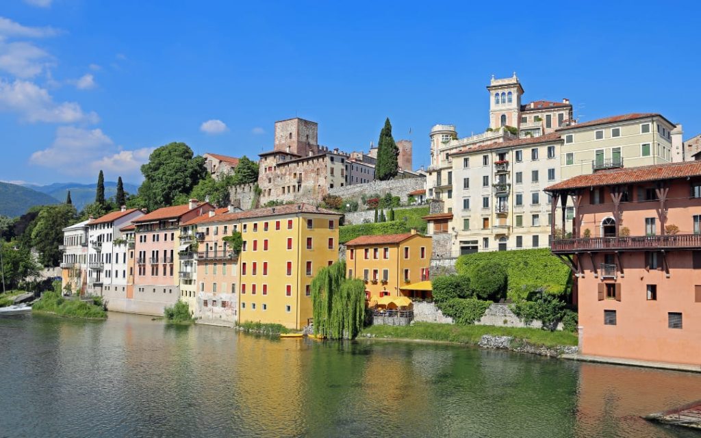 Widok na urokliwe miasto Bassano del Grappa, położone nad rzeką Brenta, otoczone historyczną architekturą i malowniczymi wzgórzami 