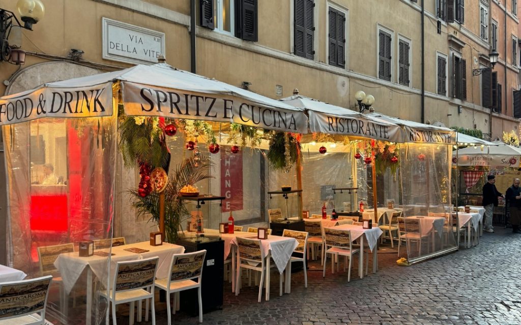 Włoska ulica w Rzymie pełna restauracji