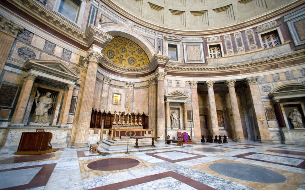 Wnętrze Panteonu w Rzymie w słoneczny dzień