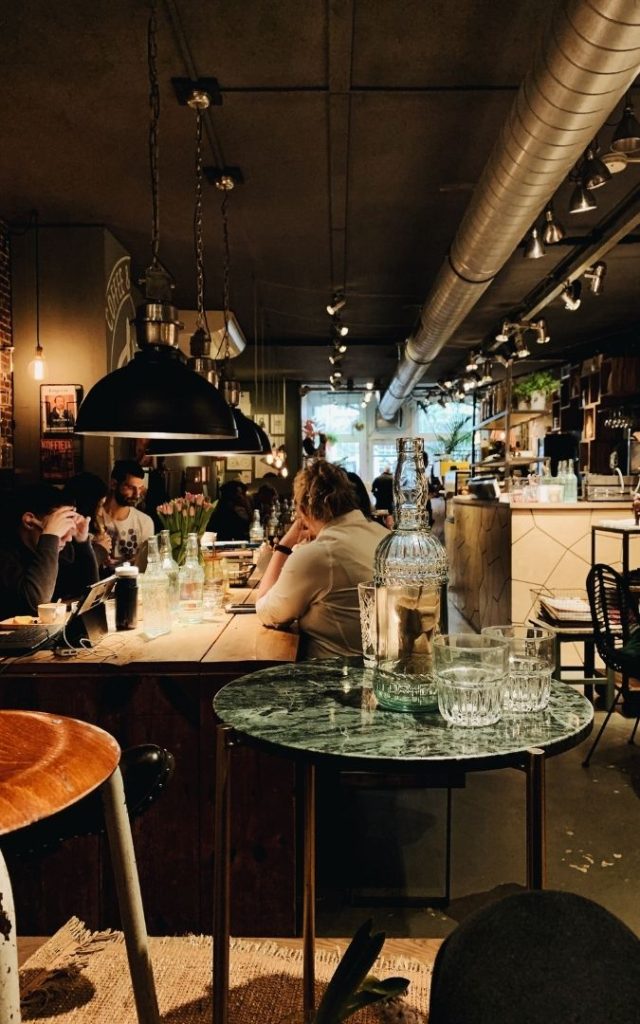 Wnętrze eleganckiej restauracji