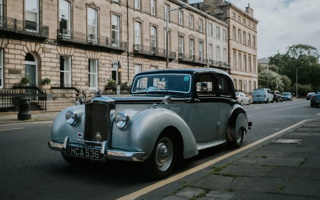 Zabytkowy Rolls Royce na ulicy