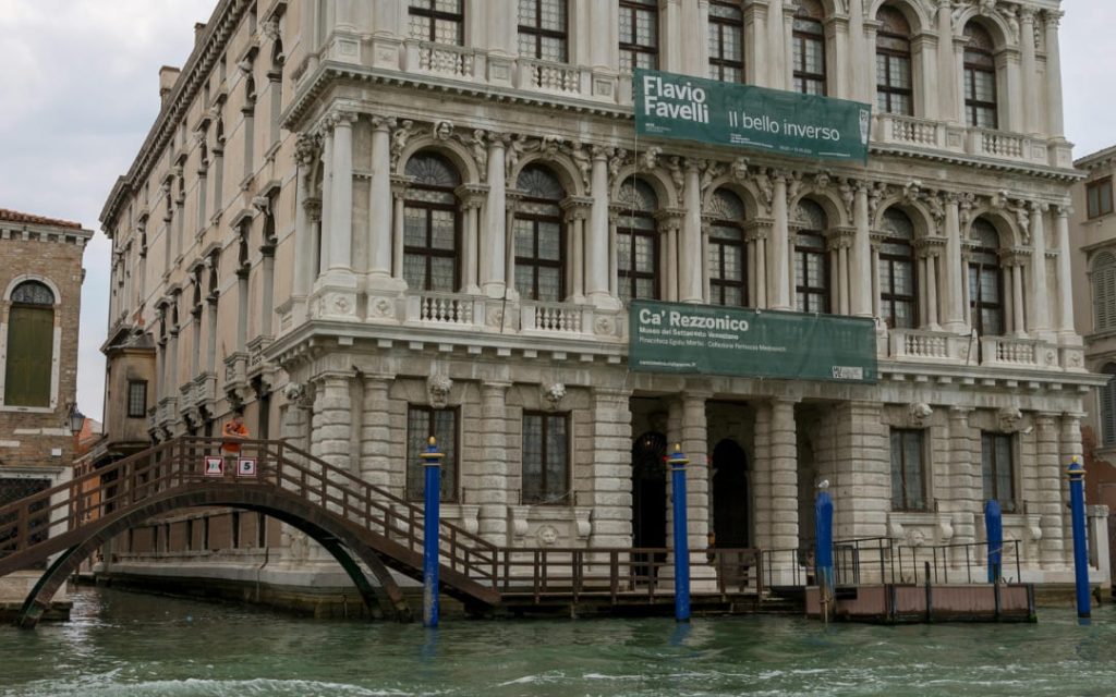 Zabytkowy pałac Ca' Rezzonico w Wenecji pełniący funkcję muzeum nad Canal Grande