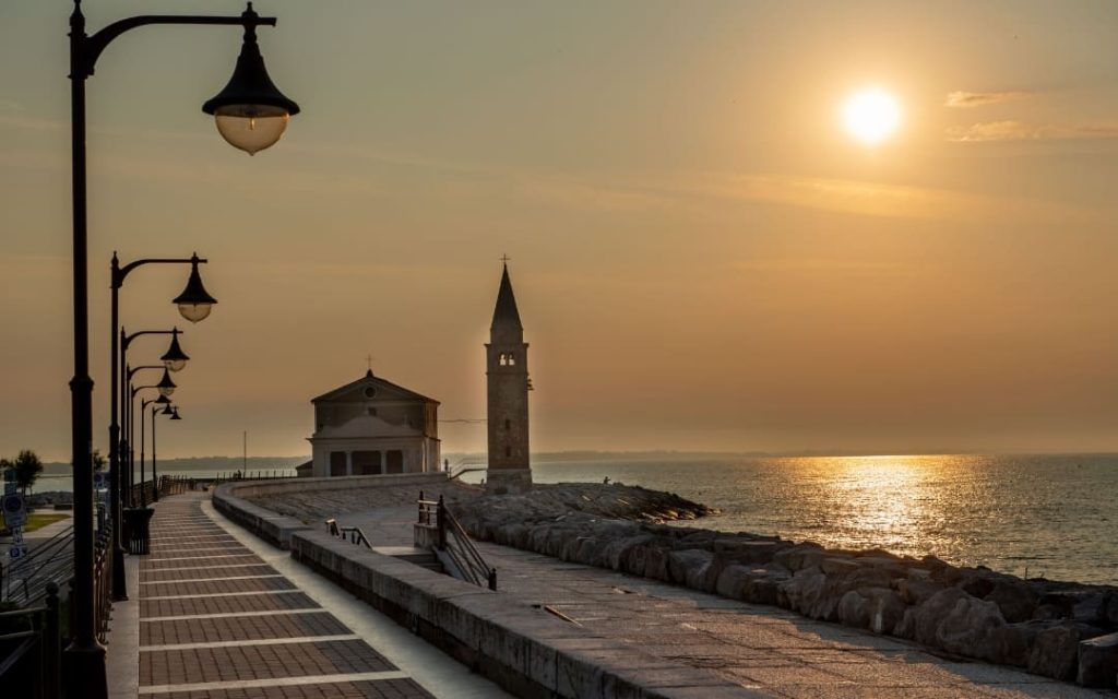 Zachód słońca przy Sanktuarium Madonna dell' Angelo w Caorle nad morzem