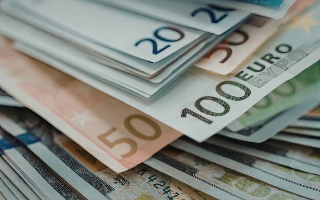 Zbliżenie na banknoty euro o nominałach 20 50 i 100 euro