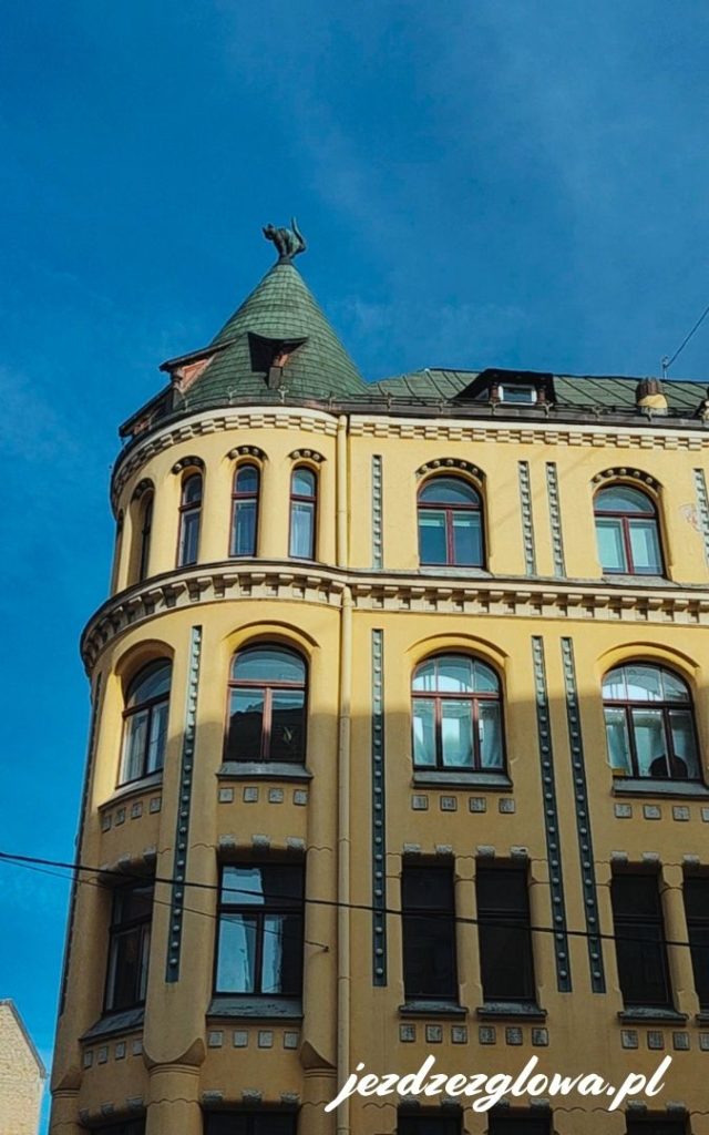 Zbliżenie na narożnik zabytkowej atrakcji zwanej Kocim Domem