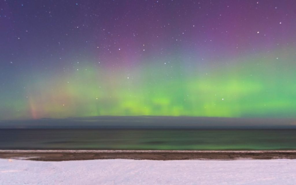 Zorza polarna nad plażą w Jurmale