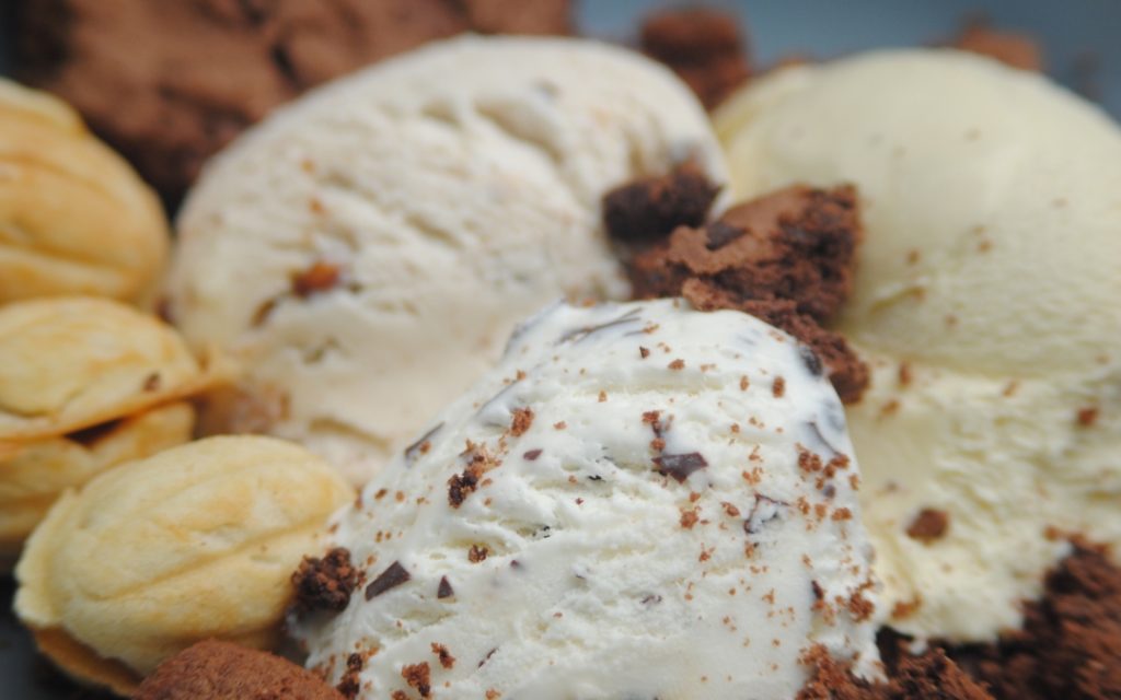 Gałki włoskich lodów gelato z czekoladowymi wiórkami i wafelkami z bliska