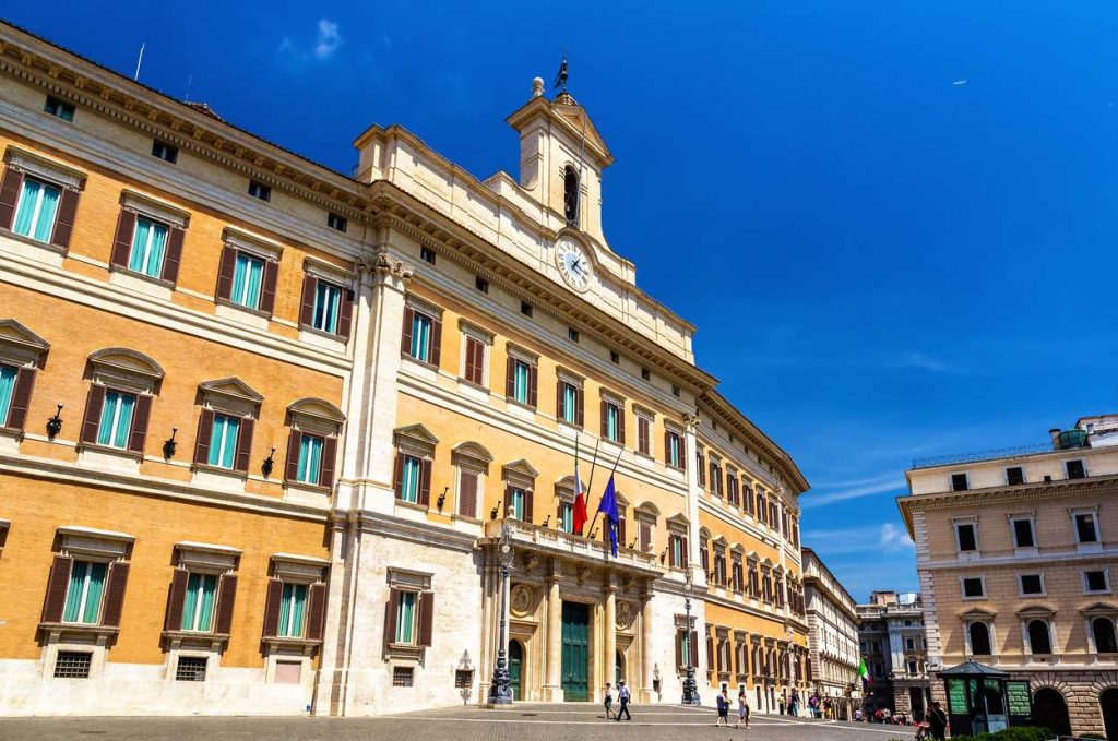 Palazzo Montecitorio w Rzymie, siedziba włoskiej Izby Deputowanych, widziany od strony reprezentacyjnego placu.
