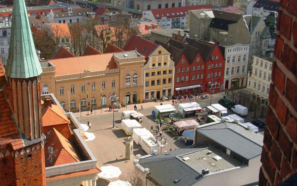 Altstädtischer Markt w Schwerinie - historyczny rynek otoczony zabytkową architekturą i kolorowymi kamienicami