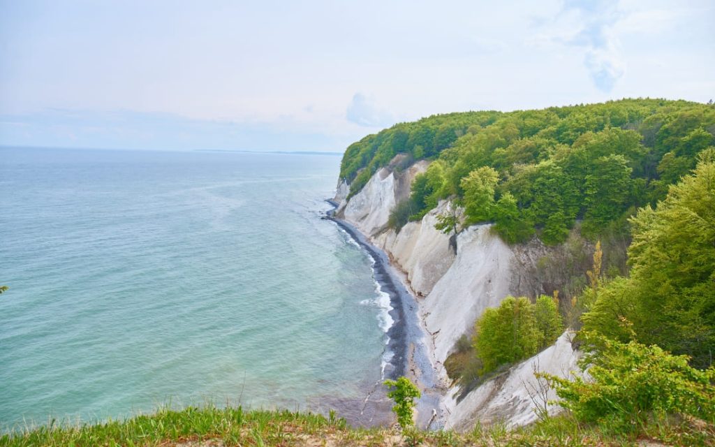 Bajkowy widok na wybrzeże i kredowe klify Parku Narodowego Jasmund na niemieckiej wyspie Rugia nad morzem Bałtyckim 