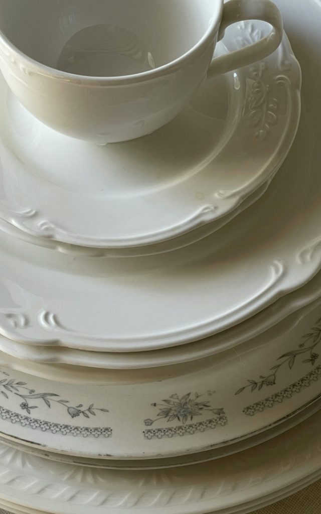 Elegancka, biała porcelana z delikatnymi zdobieniami