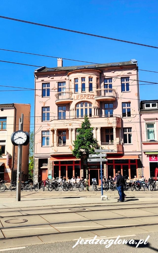 Haus Liebreiz przy Doberaner Platz w Rostocku - kamienica z nowo zaprojektowaną fasadą, w której znajduje się kawiarnia z ogródkiem