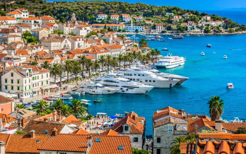 Wyspa Hvar, czyli dlaczego warto spędzić wakacje w „chorwackim Saint-Tropez”?