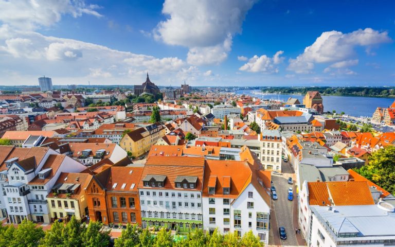 Malownicza panorama Rostocku z rzeką Warnow i zabytkową zabudową w stylu gotyckim