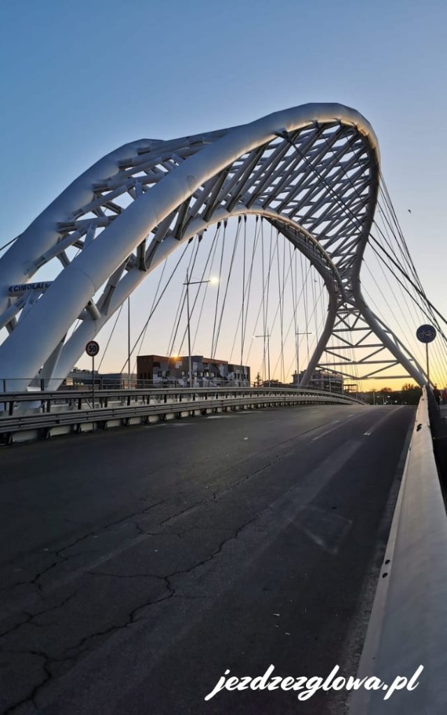 Nowoczesny most Ponte della Musica ze stalowymi łukami nad Tybrem w Rzymie o zachodzie słońca