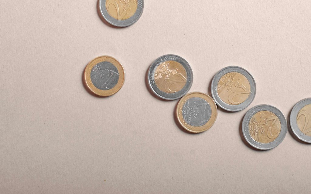Rozłożone monety o wartości 2 oraz 1 euro
