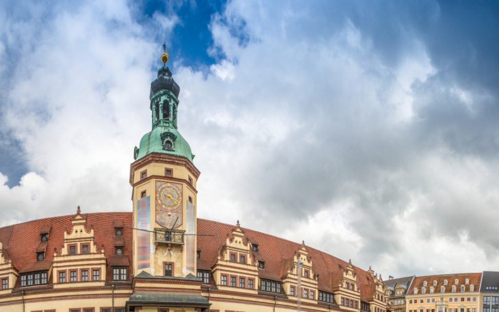 Stary Ratusz w Lipsku z wieżą zegarową i czerwonym dachem