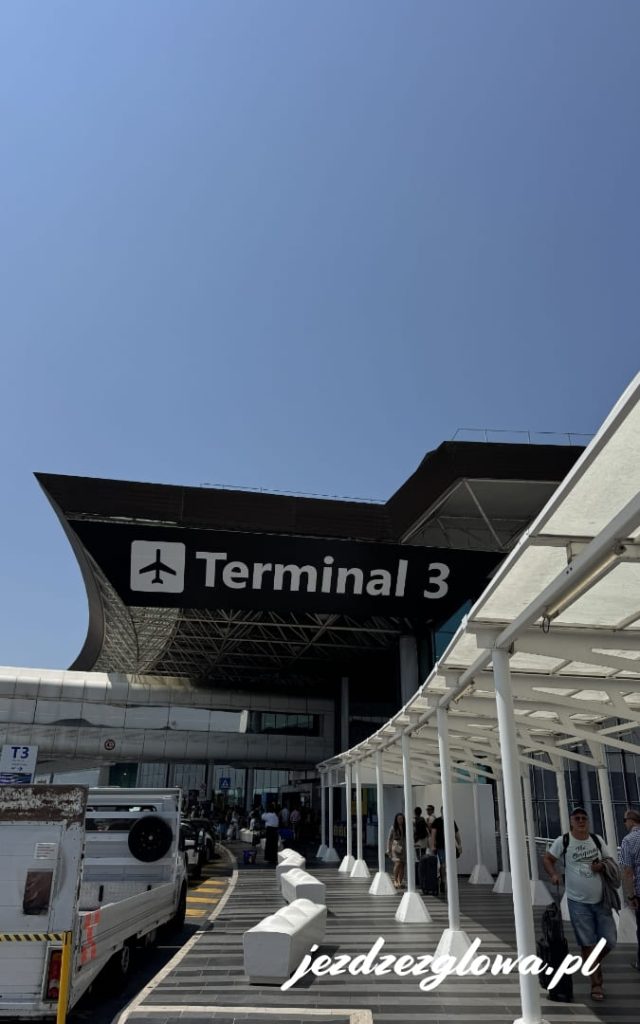 Wejście do Terminalu 3 na lotnisku Rzym-Fiumicino od strony strefy odlotów z podróżnymi i samochodami
