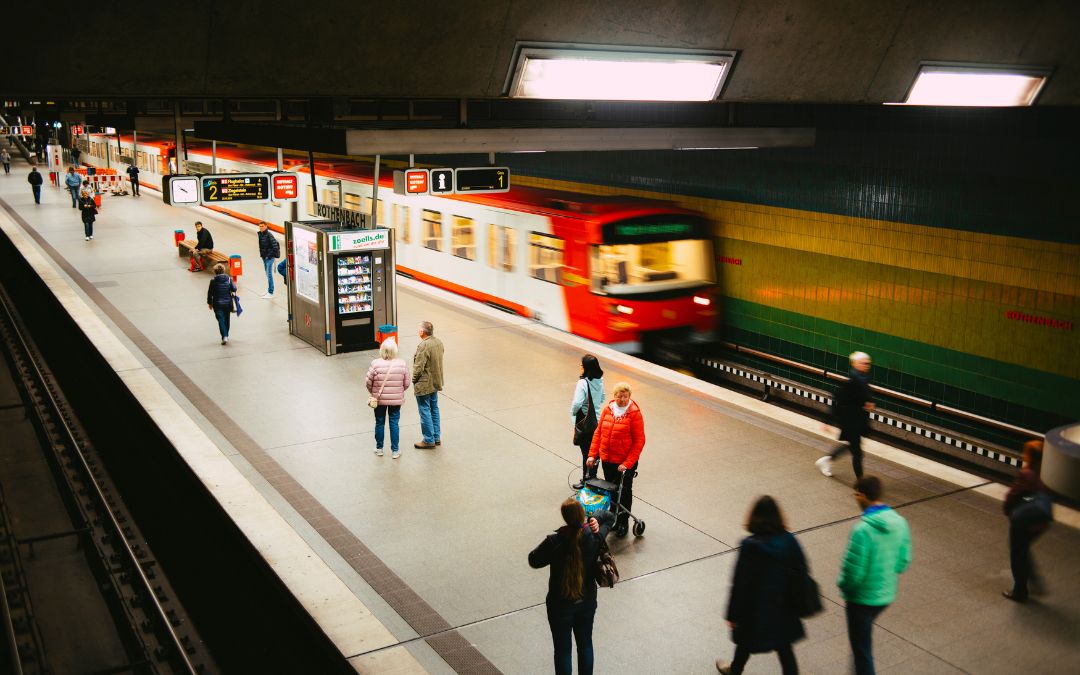 Tłum ludzi znajdujący się na stacji kolejowej