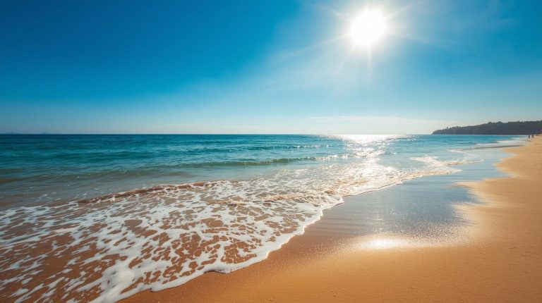 Urokliwy widok na plażę w czasie letnich wakacji