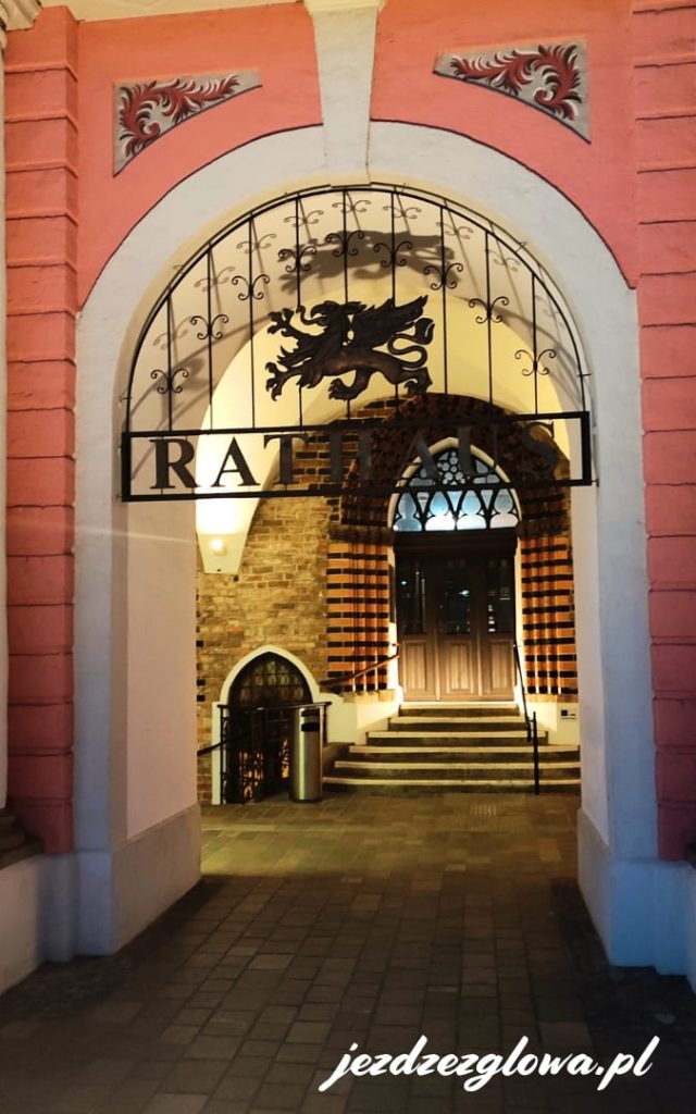 Wejście do ratusza w Rostocku, wyróżniającego się różową fasadą budynku