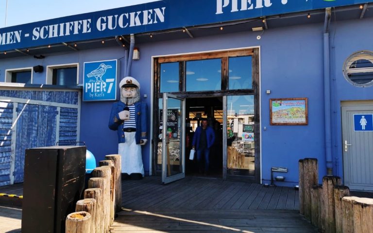 Wejście do restauracji i sklepu Karls Pier 7 w Warnemünde w Niemczech