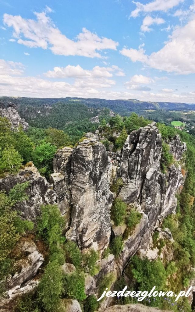Widok na skały w Szwajcarii Saksońskiej